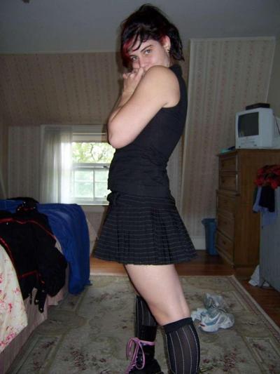 15P Posing naked goth chick