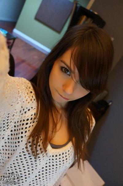 4P Cute amateur teen selfshots