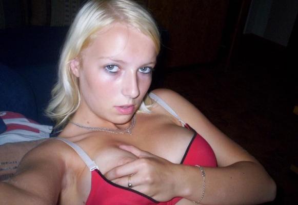 16P Pictures of a hot chick showing off her sexy body