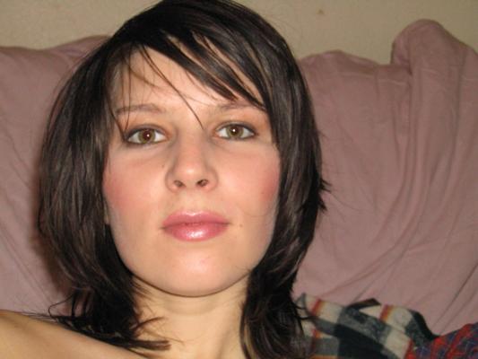 16P Fotos von einer dunkelhaarigen heißen Frau, die gerne vor der Kamera neckt
