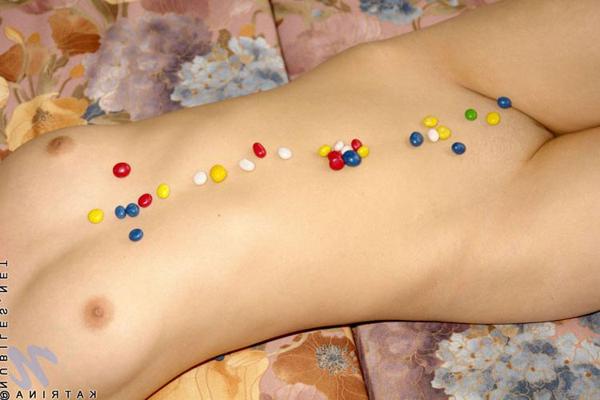 15P Dulce adolescente katrina bañando su pequeño cuerpo con caramelos
