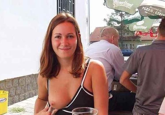 16P Photos of a girl in a motel getting naughty with her fling