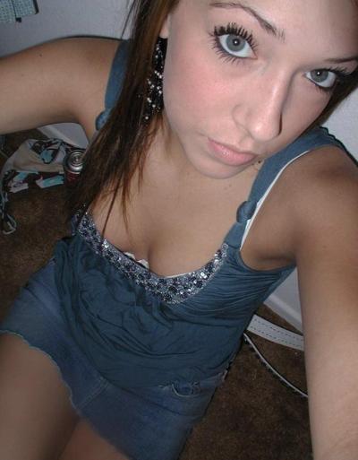 16P Pictures of a sexy chick displaying her boobies