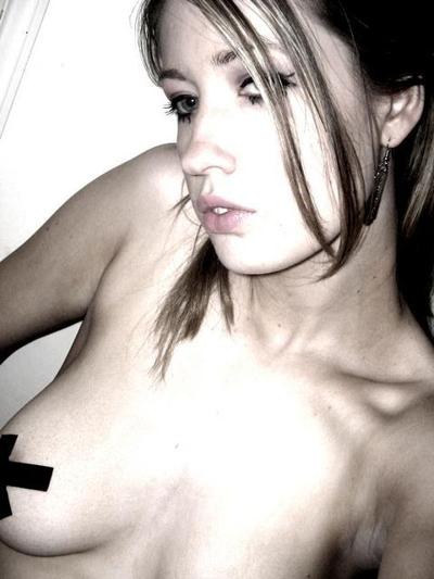 16P Naughty college babes posing nude
