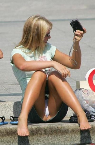 16P Blondine im Nachthemd masturbiert
