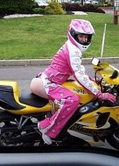 16P Une jolie nana emo joue avec sa chatte