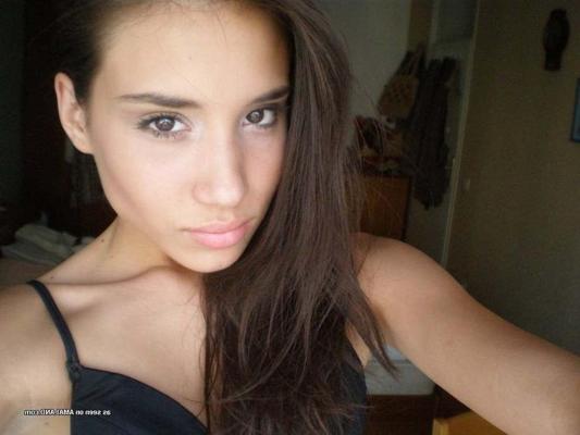 15P Sexy Spanish amateur senorita's selfpics