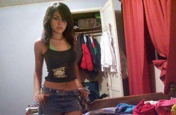 12P Superbe ado amateur aux gros seins posant devant la caméra