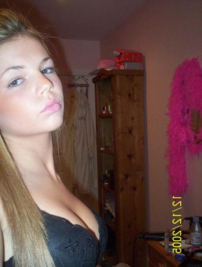 16P Photos of a playful chick with nice tits and ass