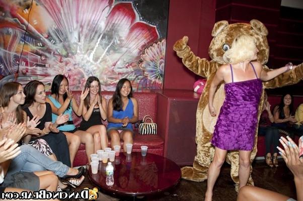 16P De belles filles se font pénétrer lors d'une soirée hardcore sale