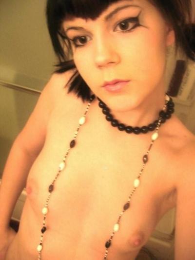 15P Emo-Schlampen machen selbst Fotos und Videos