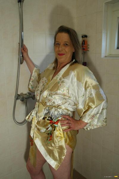 8P This naughty mature slut loves to get herself wet