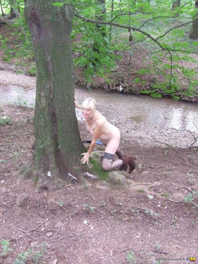 16P Blonde reife Schlampe spielt nackt im Wald