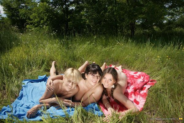 16P Three old and young lesbians having fun in the sun