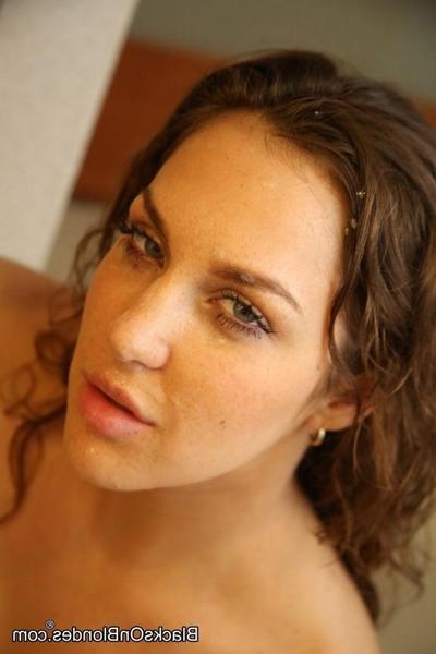 16P Die vollbusige Kiera King beim interrassischen Analsex nach der Dusche