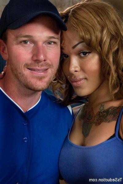 15P Adriana seduces her new boyfriend in the locker room. Henry is adamant that he n