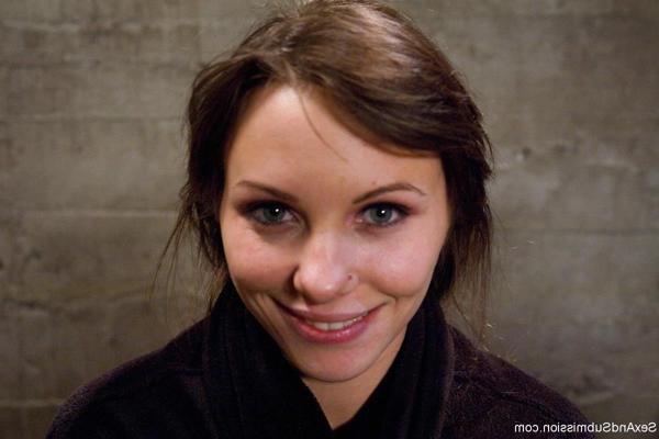 24P In diesem Fantasy-Rollenspiel-Update spielt Alysa eine unschuldige Touristin, die gefangen genommen wird