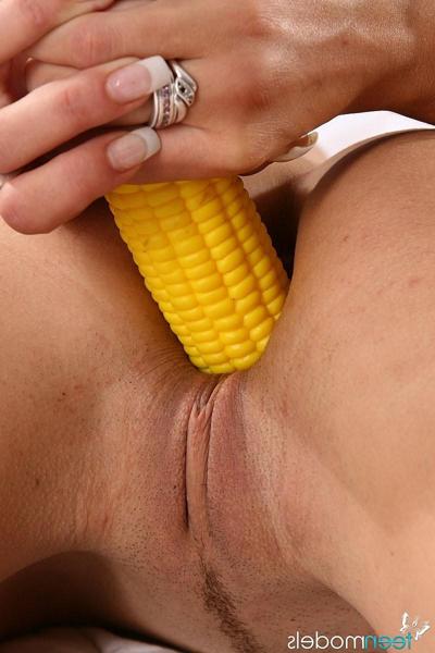 14P Kitty loves corn on the cob.