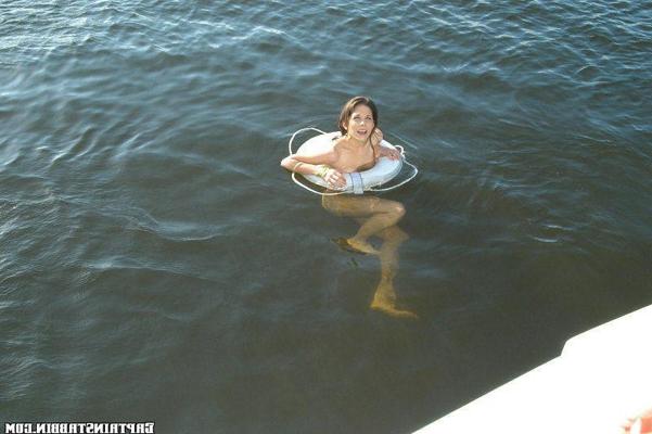 15P Una morena caliente y su sexy bikini son analizados en su primer paseo en barco
