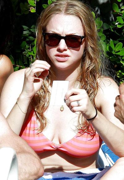 6P Amanda Seyfried porte un haut de bikini au bord d'une piscine à Miami