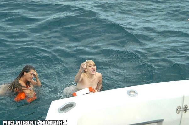 12P 12 pics and 1 movie of Raquel from Captain Stabbin