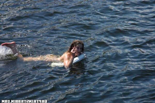 12P 12 pics and 1 movie of Roxie from Captain Stabbin