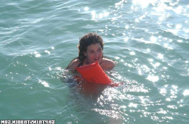 12P 12 pics and 1 movie of Dee from Captain Stabbin
