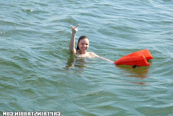 12P 12 pics and 1 movie of Linzy from Captain Stabbin