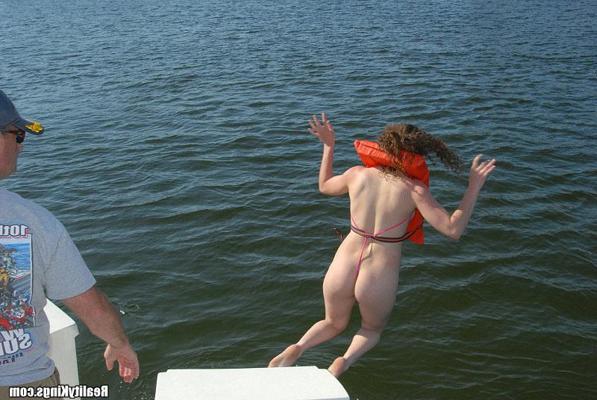 16P These 2 babes are gettin their rocks off anal style in these hot boat pics