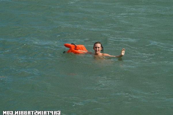 15P Super cute amateur babe gets creamed and thrown off a boat inthese pics