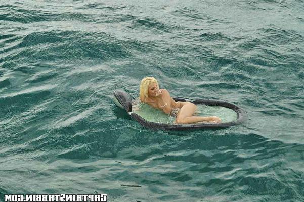 12P 12 pics and 1 movie of Kylie from Captain Stabbin