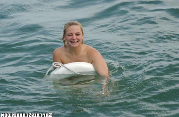12P 12 pics and 1 movie of Lizzette from Captain Stabbin
