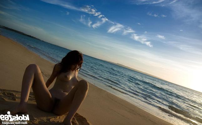 11P Seaside Japanese Beauty