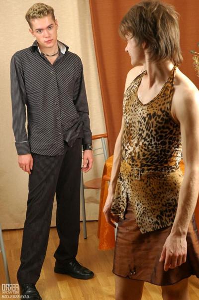 20P ドレスを着て、お尻をドリルする準備をしているセクシーな女々しい男