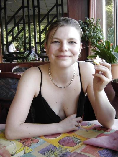 10P Jenny, gentille et sans vergogne, pose en extérieur - N. C.