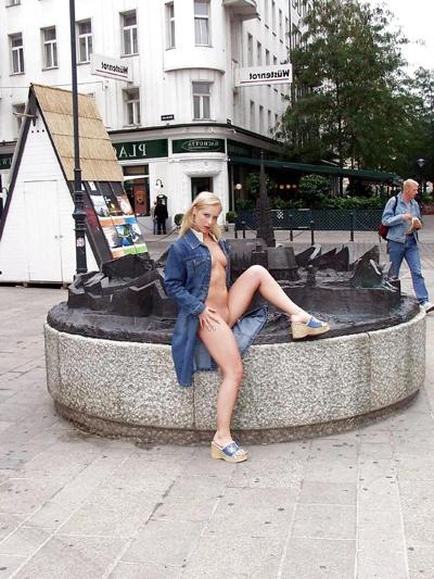 25P FLASHING IN PUBLIC - VERONIKA