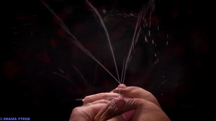 15P Rumi Yoshizawa brincando com suas doses de leite
