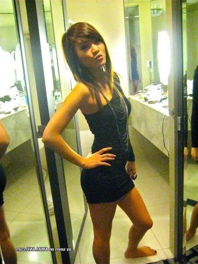 15P Sexy amateur Asian babes posing for the cam