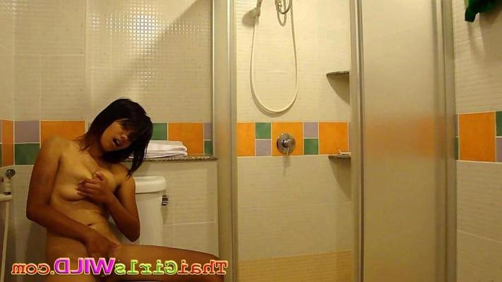 16P Bum is a cute Thai girl showing while her boyfriend takes pics