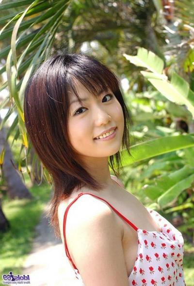 15P La mignonne japonaise Saki Ninomiya montre son corps en bikini.