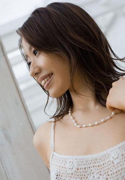 15P ビキニ姿の日本人美女、清美純がお尻を披露