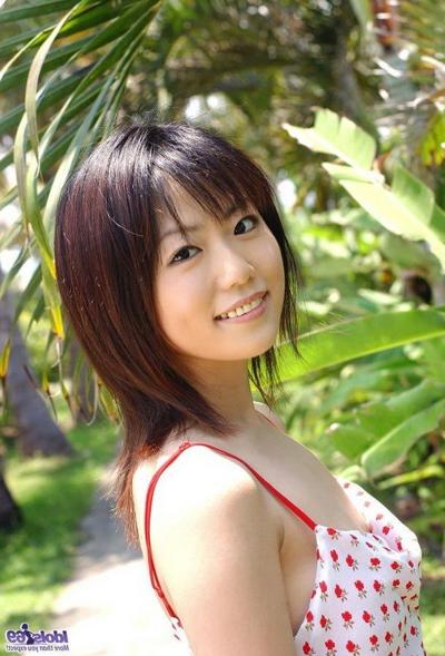 15P Lovely japanese Saki Ninomiya posing in her bikini