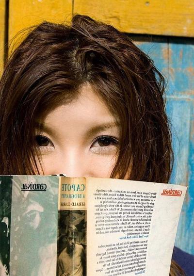 16P Der hübsche japanische Teenager Azumi Harusaki zeigt nackt seinen Arsch