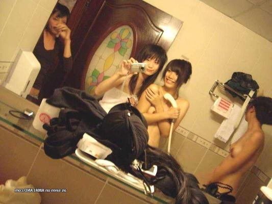 15P ホテルの部屋で裸でポーズをとるいたずらな韓国人女性