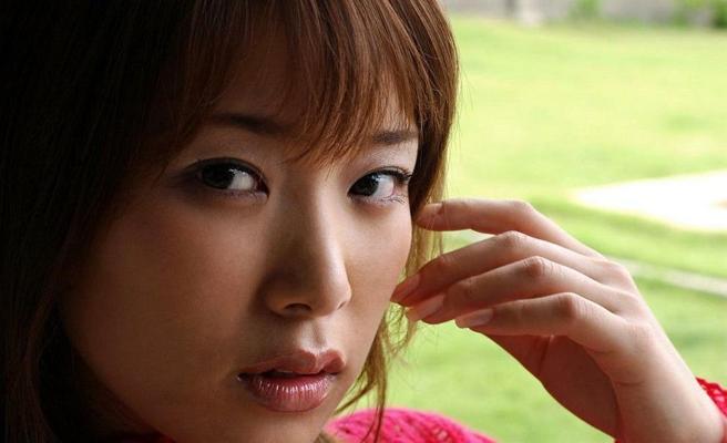 16P Japanese idol Yua Aida shows her tits and firm ass