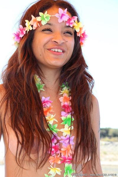 15P Vera Waang shows her mature stuff at the beach