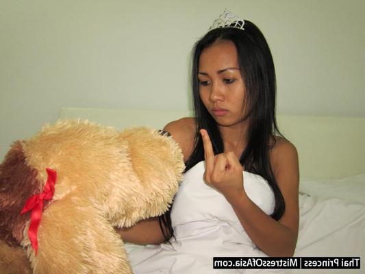 12P Thai Princess domine les hommes faibles pour de l'argent