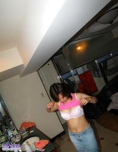 15P Asian slut Wakako shows off perfect body and pussy