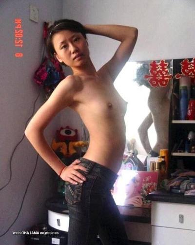 10P 中国人彼女が自宅で興奮した恋人のためにトップレスでポーズをとる