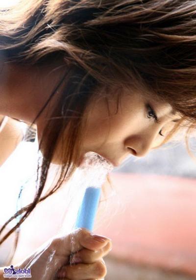 15P Japanese beach babe Honoka flashes her hairy pussy